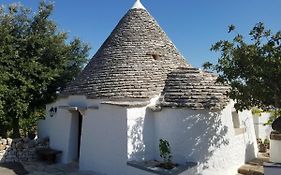 Antico Trullo Immerso Nella Campagna